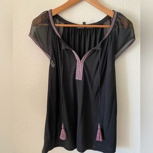 Short sleeve dressy blouse with unique detail. Size L